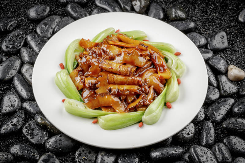 法式鹅肝蒸水蛋摆放在黑色鹅卵石上