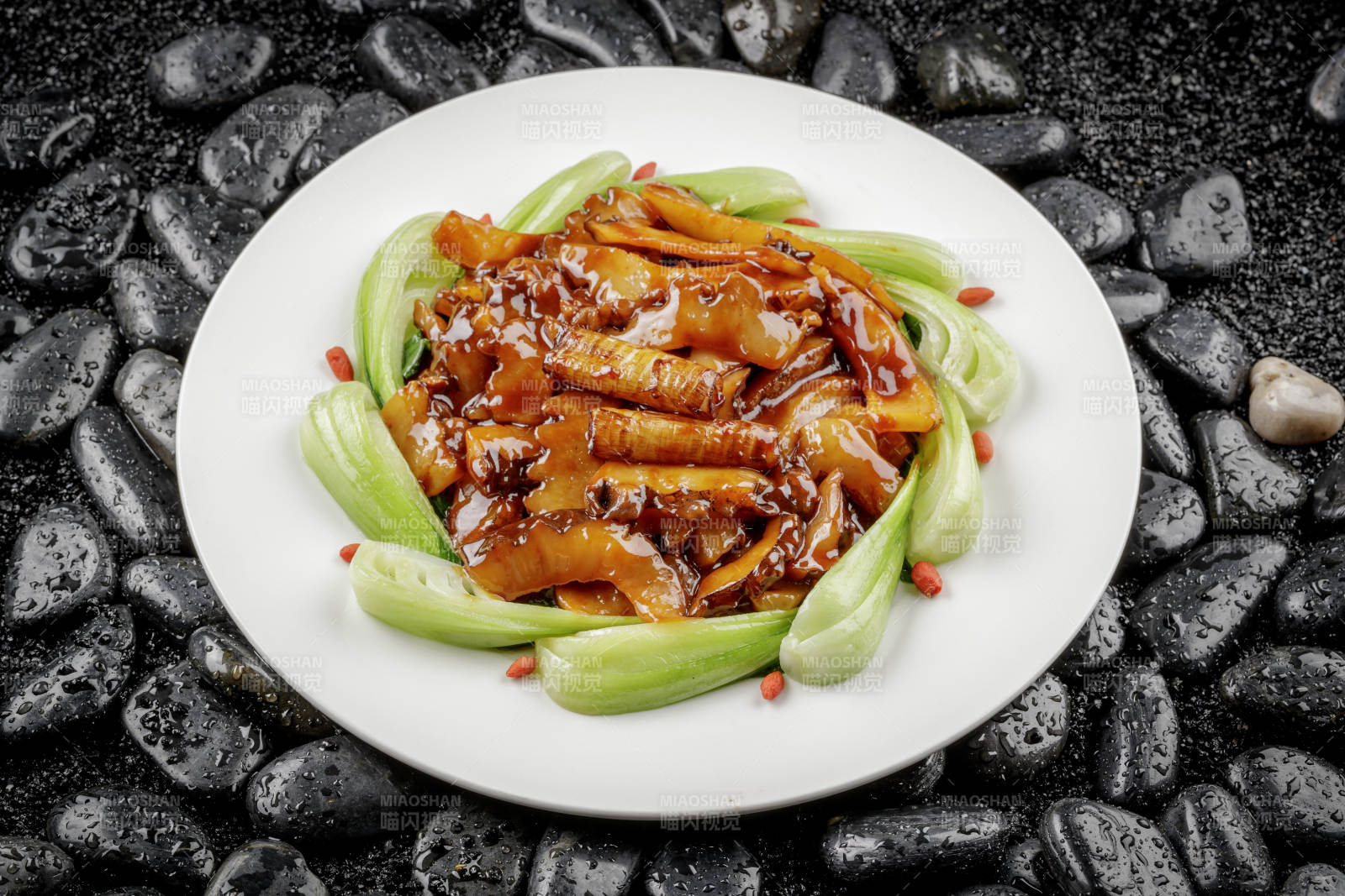 法式鵝肝蒸水蛋擺放在黑色鵝卵石上