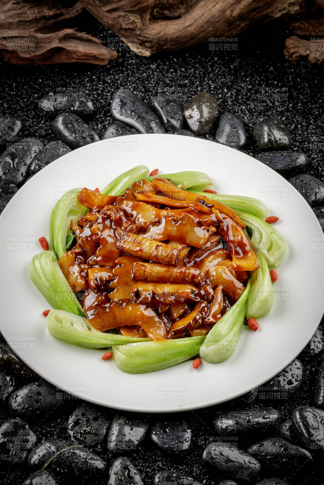 法式鵝肝蒸水蛋擺放在黑色鵝卵石上