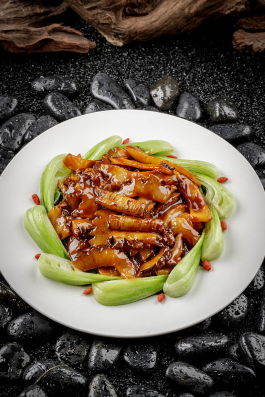 法式鹅肝蒸水蛋摆放在黑色鹅卵石上