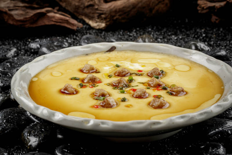 法式鹅肝蒸水蛋摆放在黑色鹅卵石上