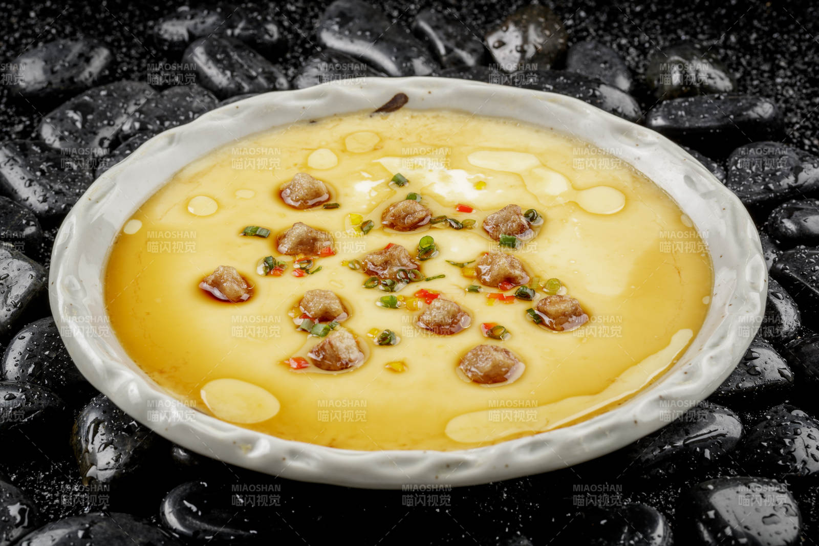 法式鵝肝蒸水蛋擺放在黑色鵝卵石上