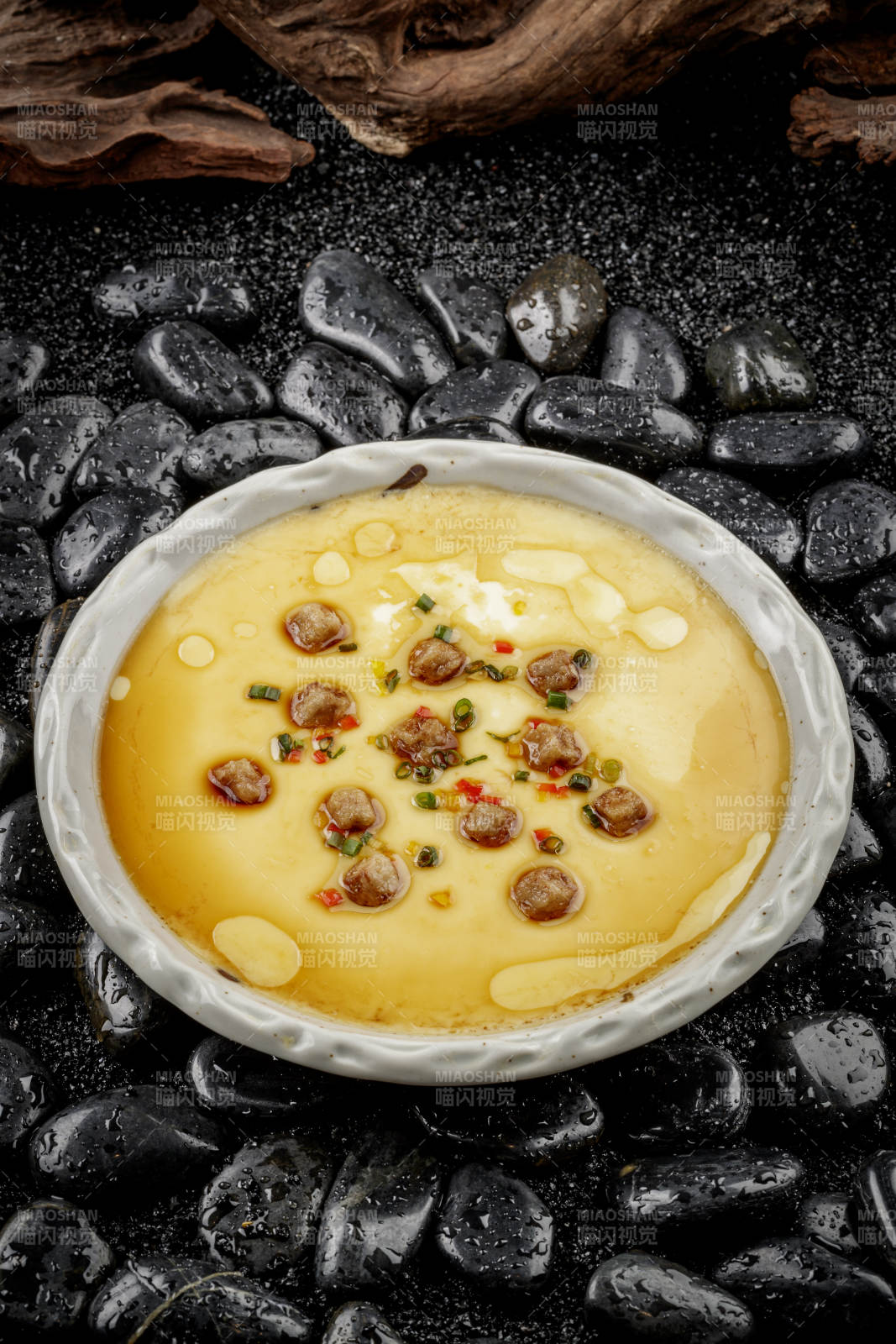 法式鵝肝蒸水蛋擺放在黑色鵝卵石上