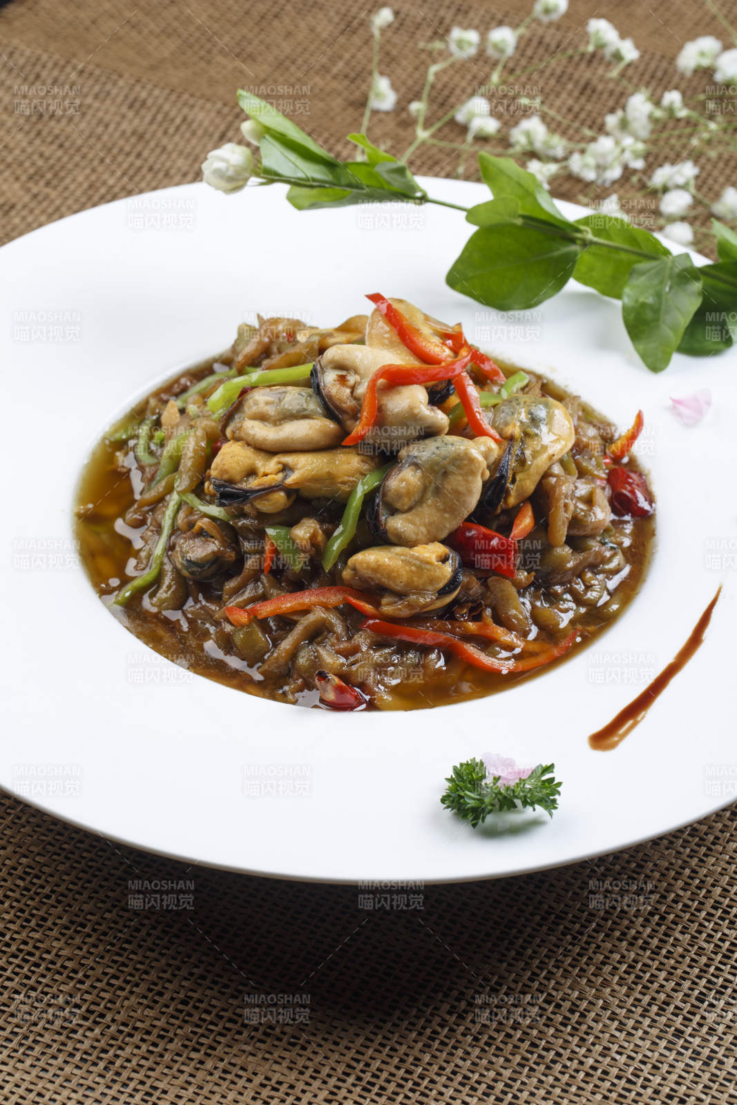 圆形磁盘装的酱爆生蚝-摄影图