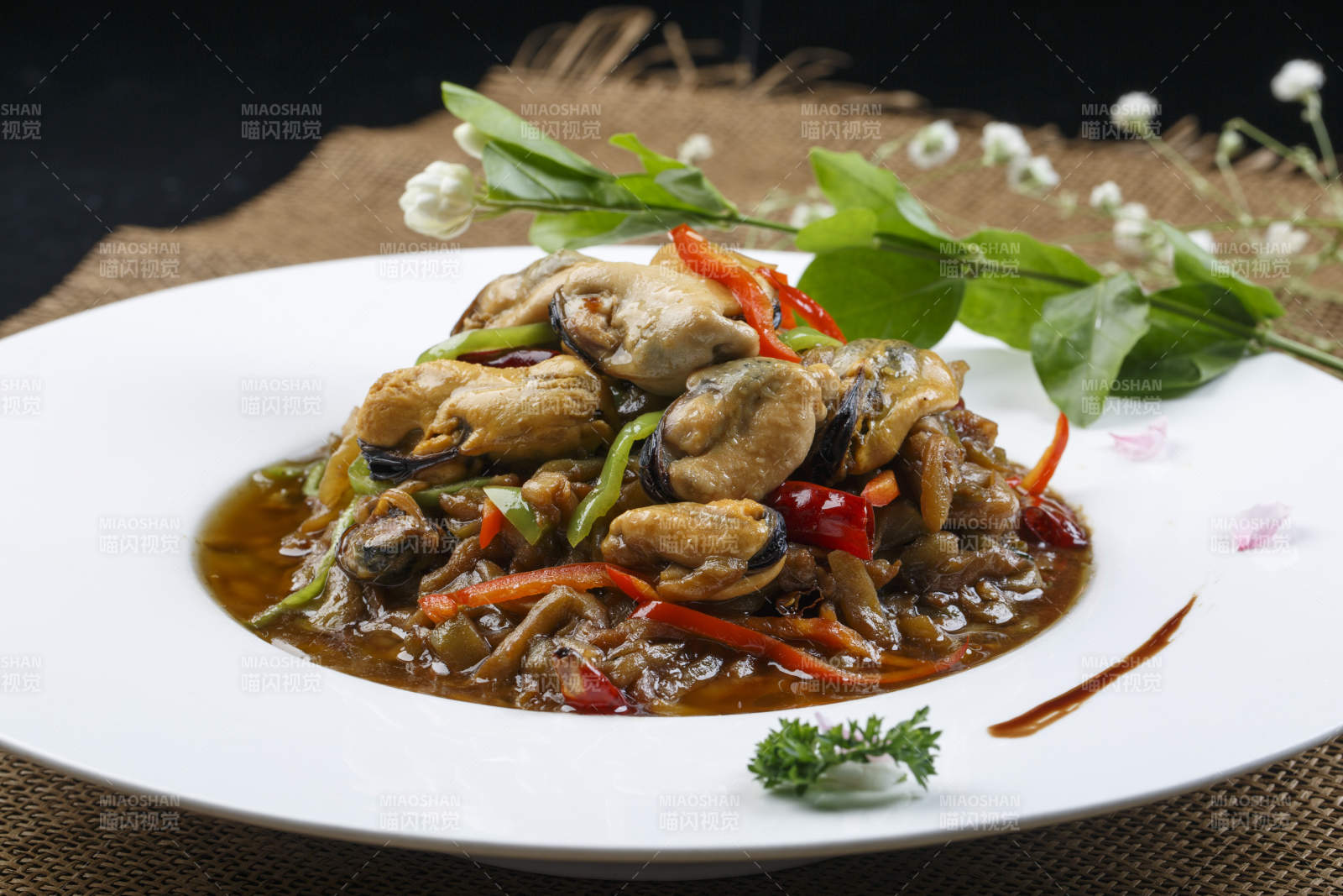 圆形磁盘装的酱爆生蚝-摄影图