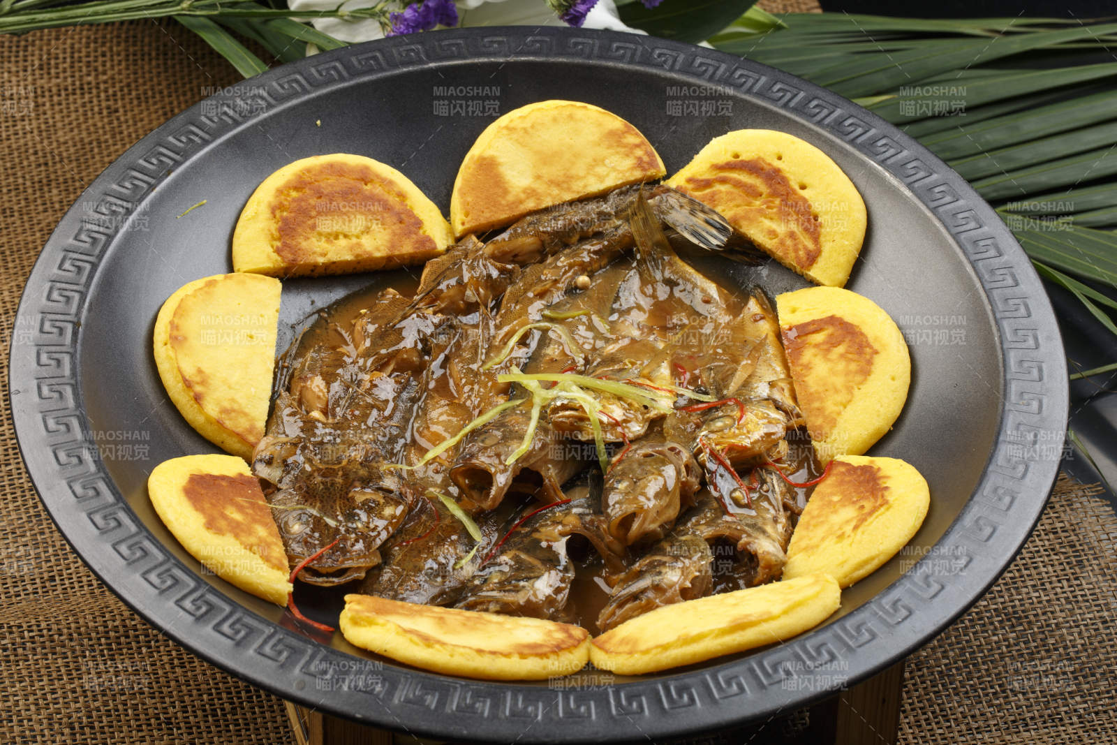 三角形白瓷盤(pán)裝的海鮮韭菜炒海腸