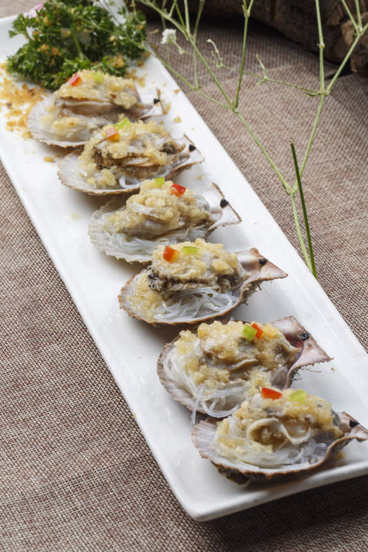 条形长白瓷盘装的蒜蓉粉丝蒸扇贝