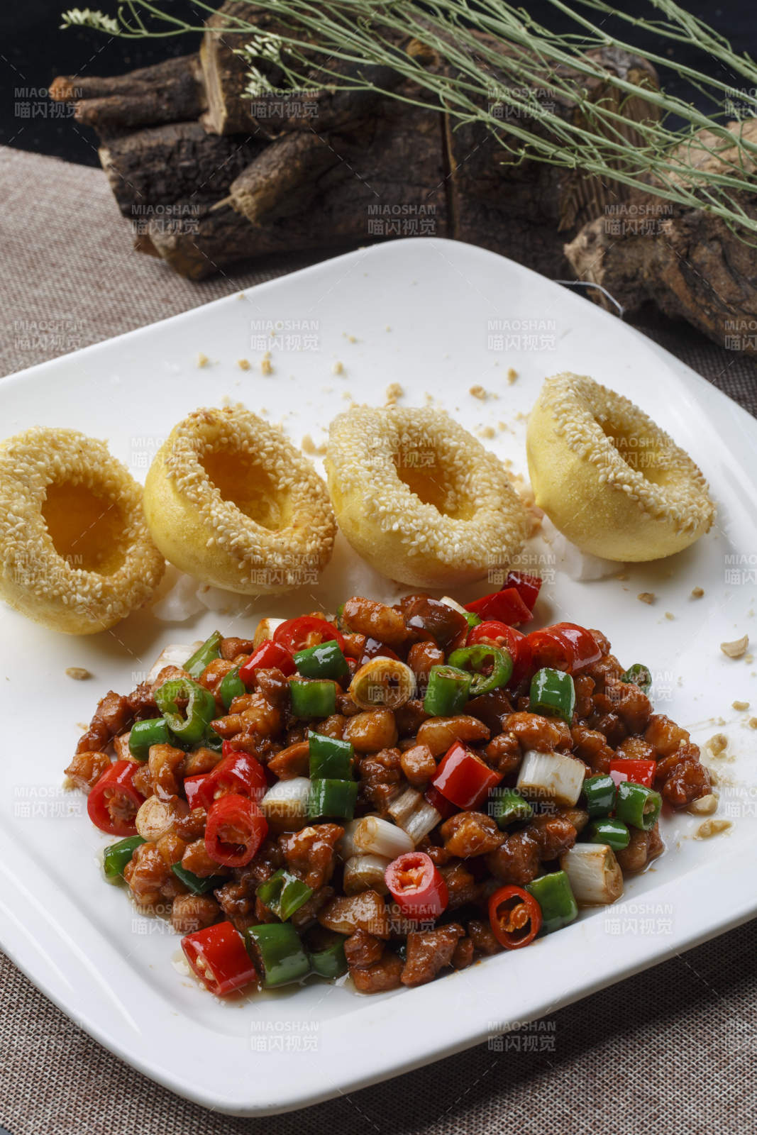 方形白瓷盘装的杂粮包肉丁儿