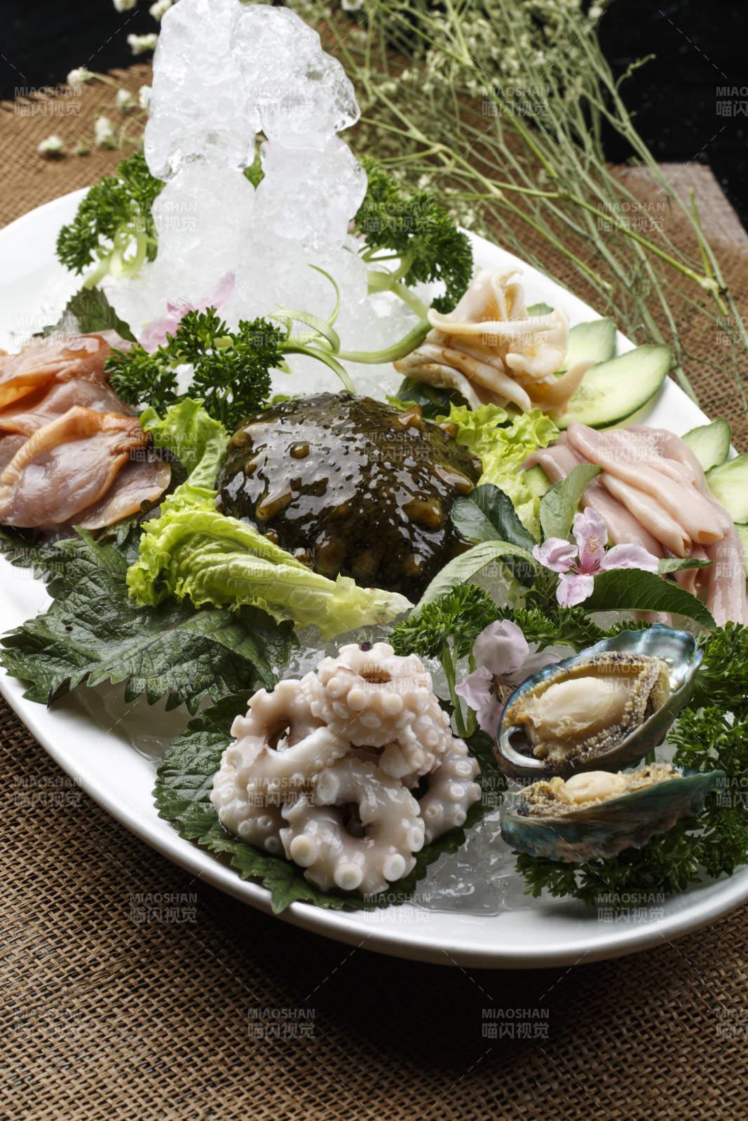 橢圓形白瓷盤裝的膠東海鮮刺身拼盤