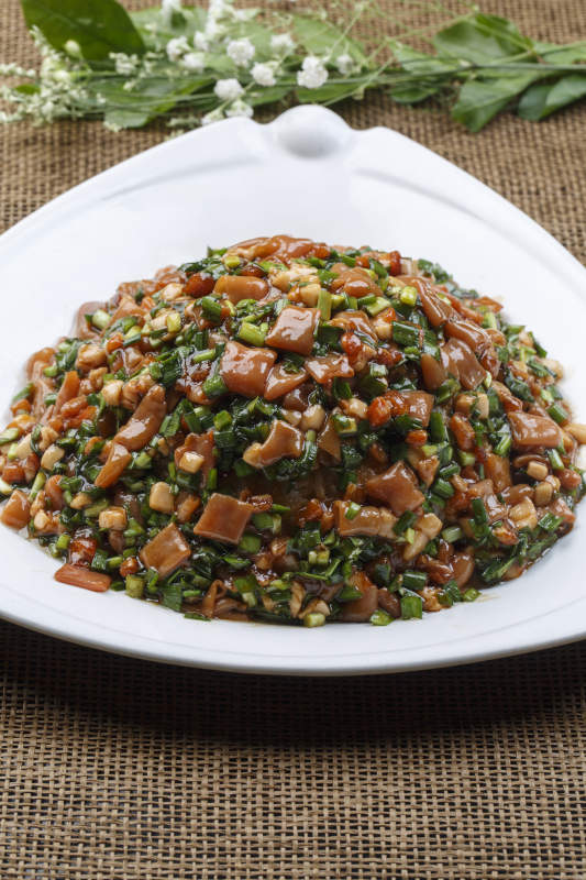 黑色铁锅装的垮炖海鲜杂鱼贴饼子