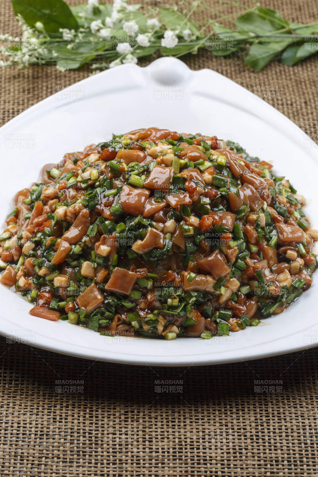 黑色铁锅装的垮炖海鲜杂鱼贴饼子