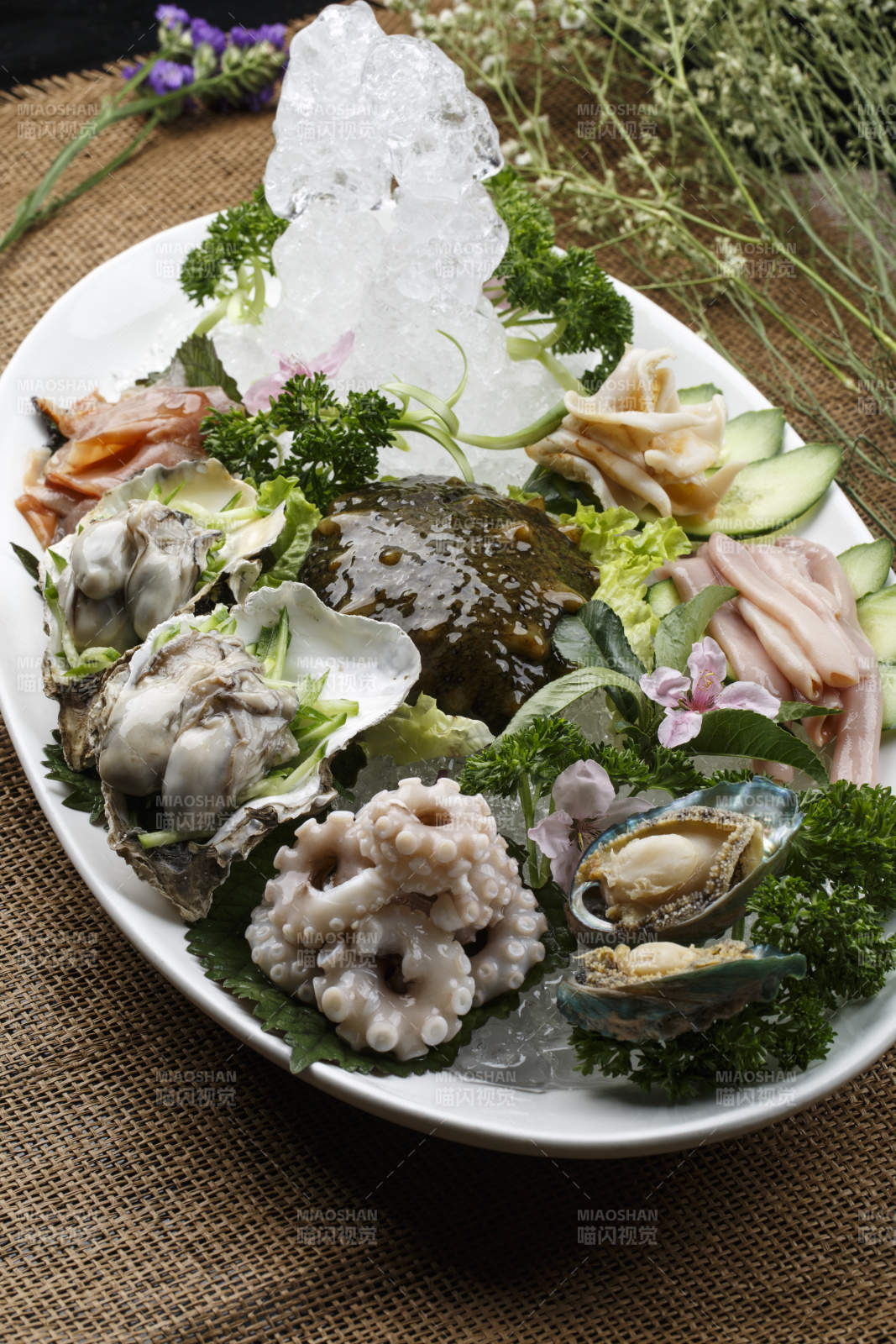 椭圆形白瓷盘装的胶东海鲜刺身拼盘