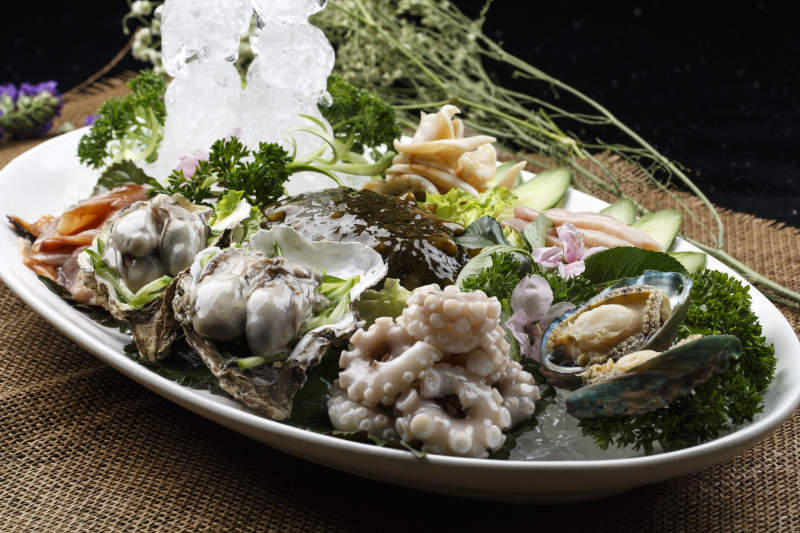 椭圆形白瓷盘装的胶东海鲜刺身拼盘