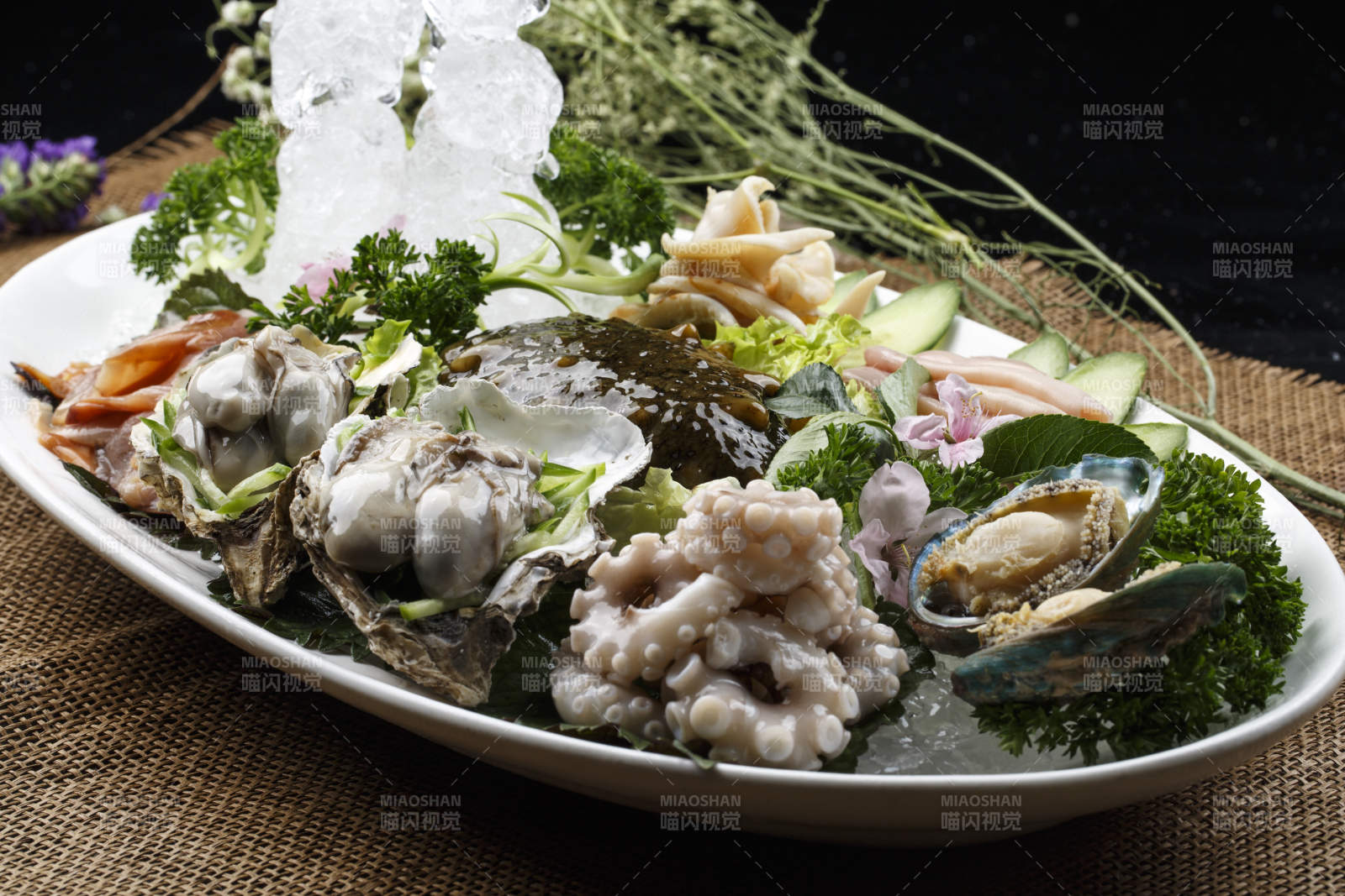 椭圆形白瓷盘装的胶东海鲜刺身拼盘