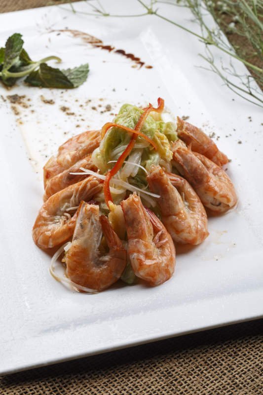 方形白瓷盘装的大明虾炒菜心