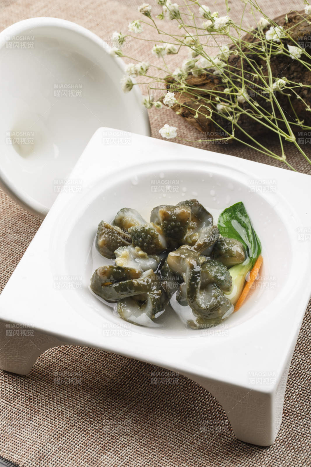 白色方形瓷盘装的海鲜冲浪活海参海参刺身