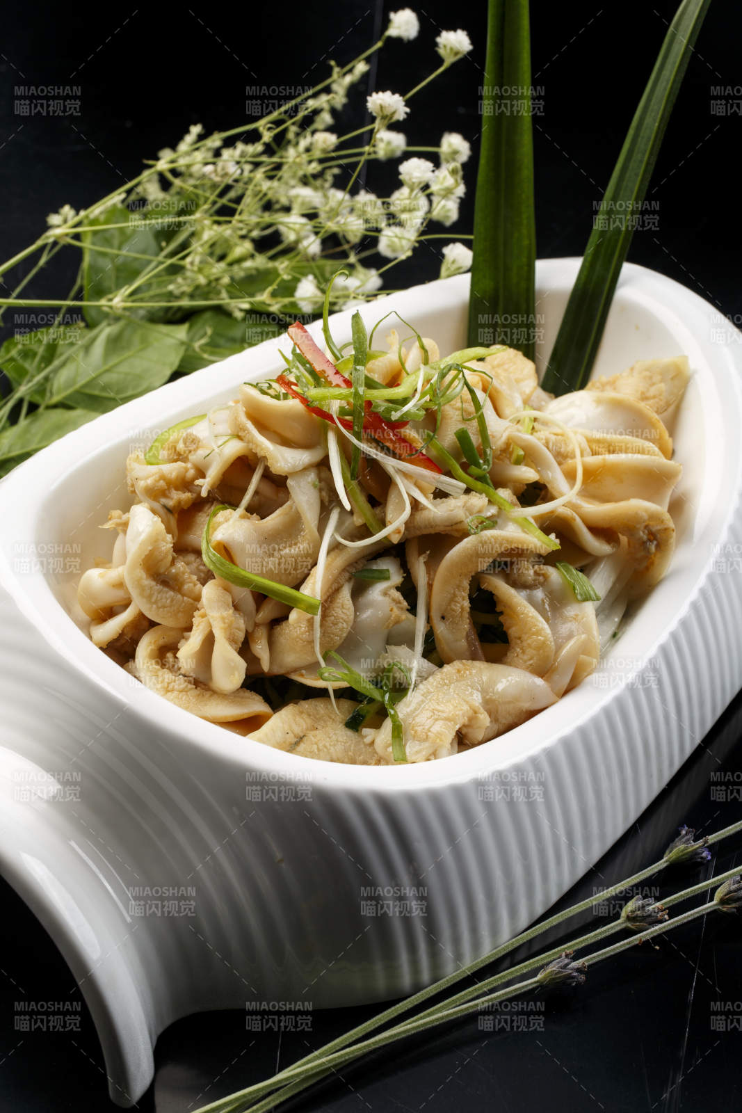 水平形瓷盤裝的溫拌海螺頭