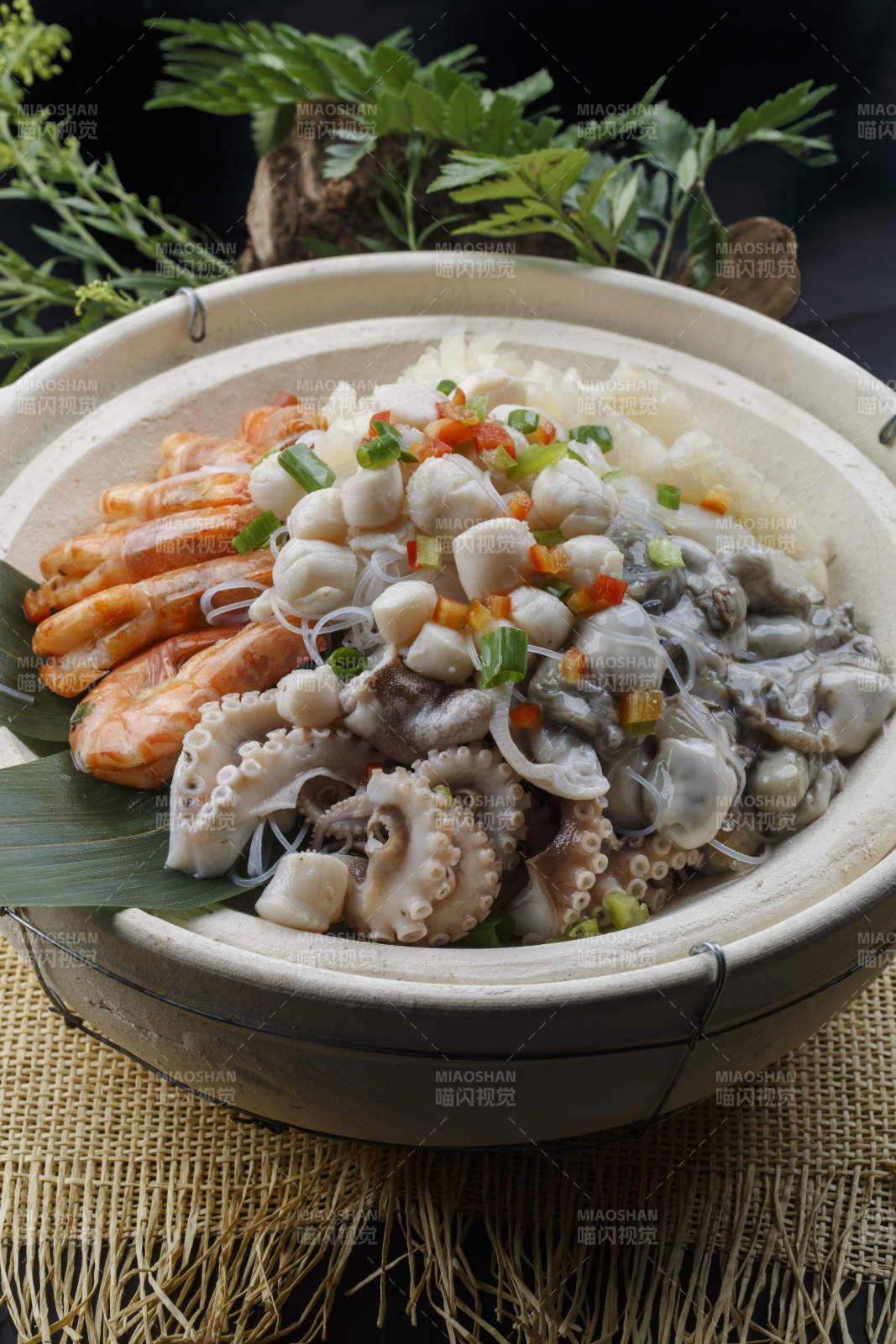 米色砂锅装的海鲜砂锅图片