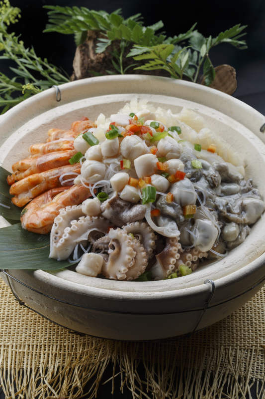 米色砂锅装的海鲜砂锅