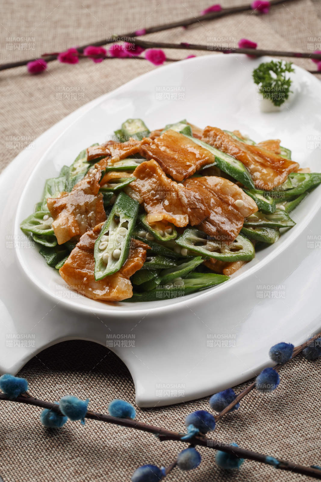 白色瓷餐具裝的鮮秋葵炒五花肉