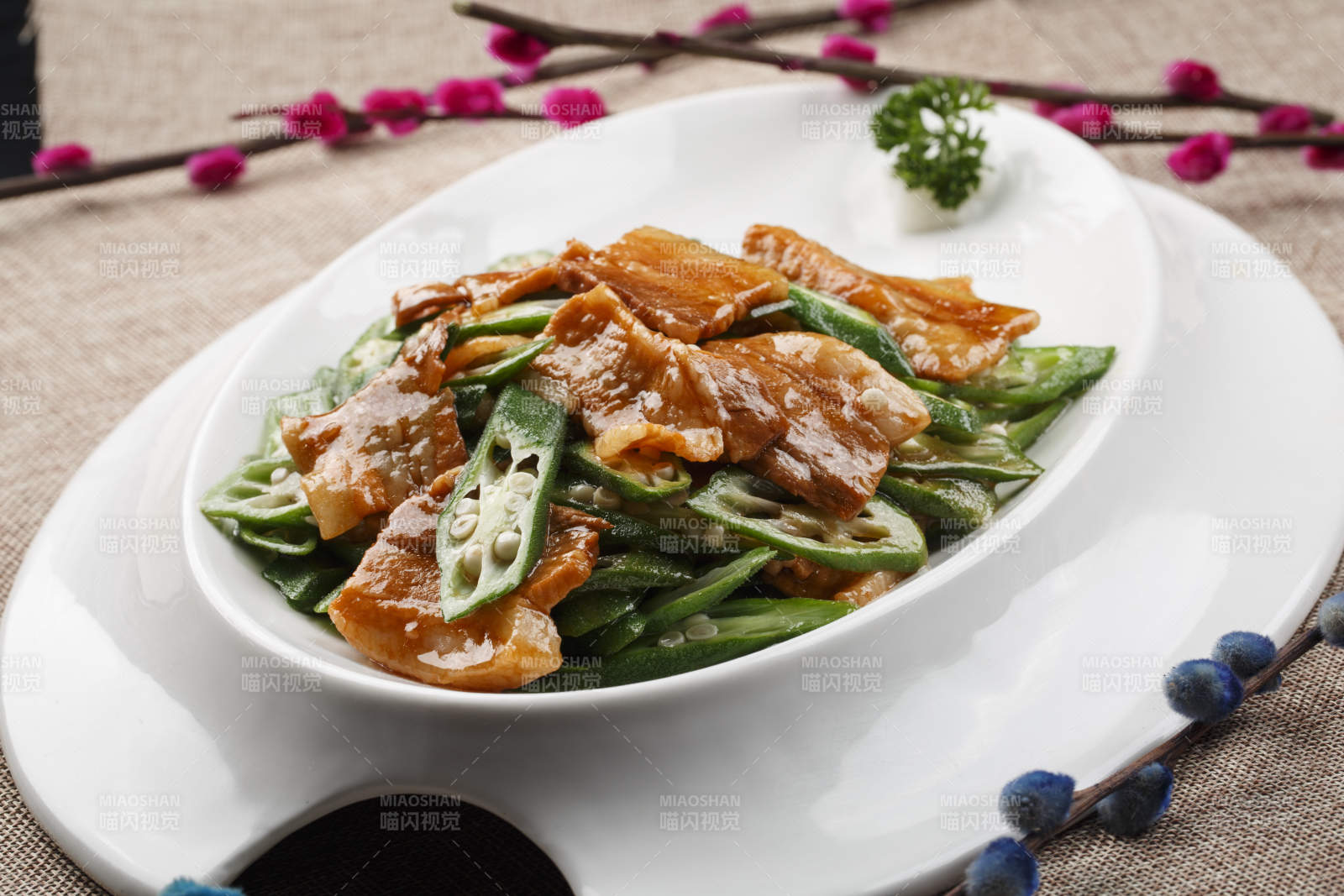 白色瓷餐具裝的鮮秋葵炒五花肉