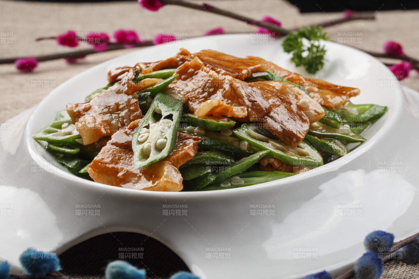 白色瓷餐具裝的鮮秋葵炒五花肉