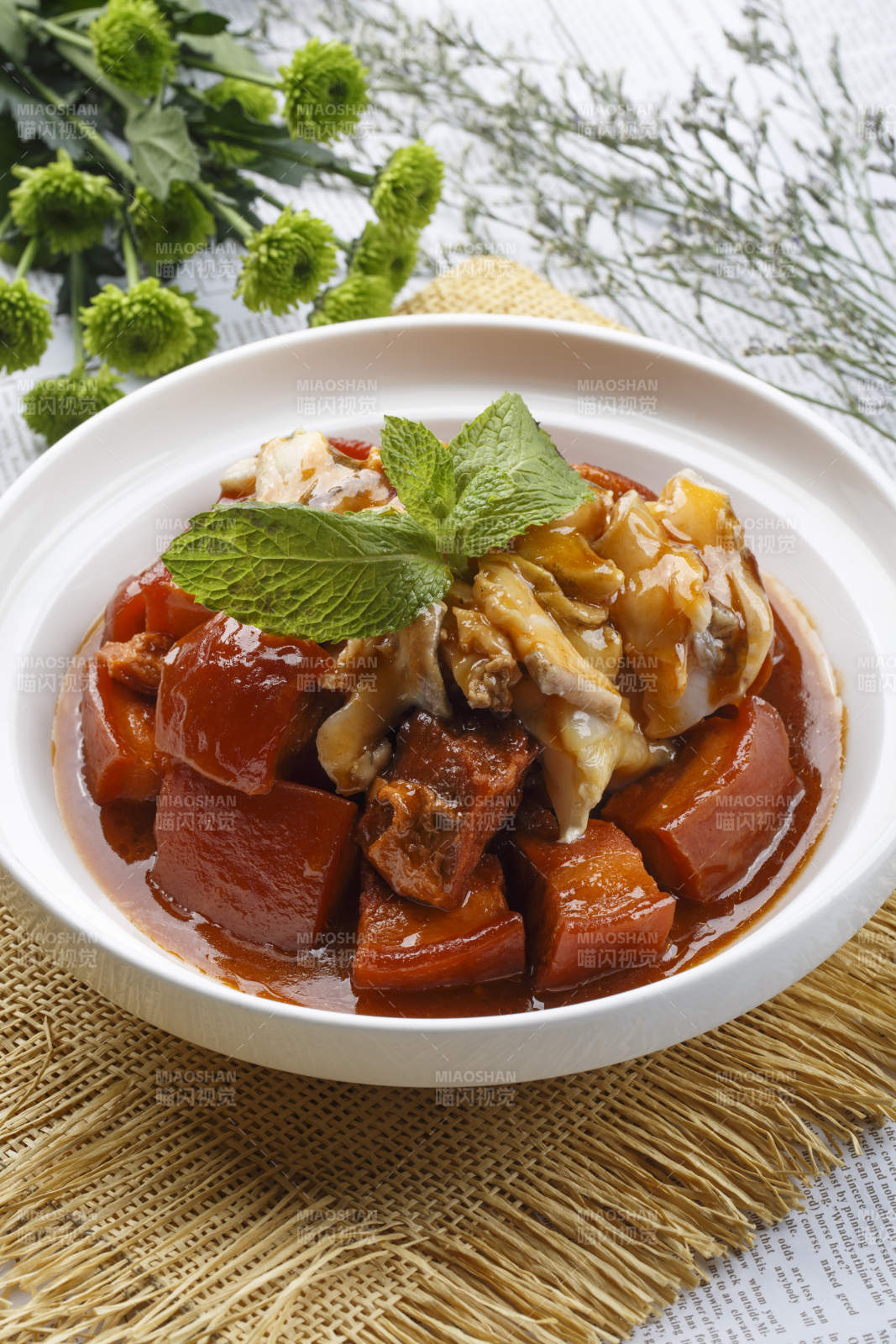 白色圆盘装的红烧肉焖海鲜螺片-摄影图