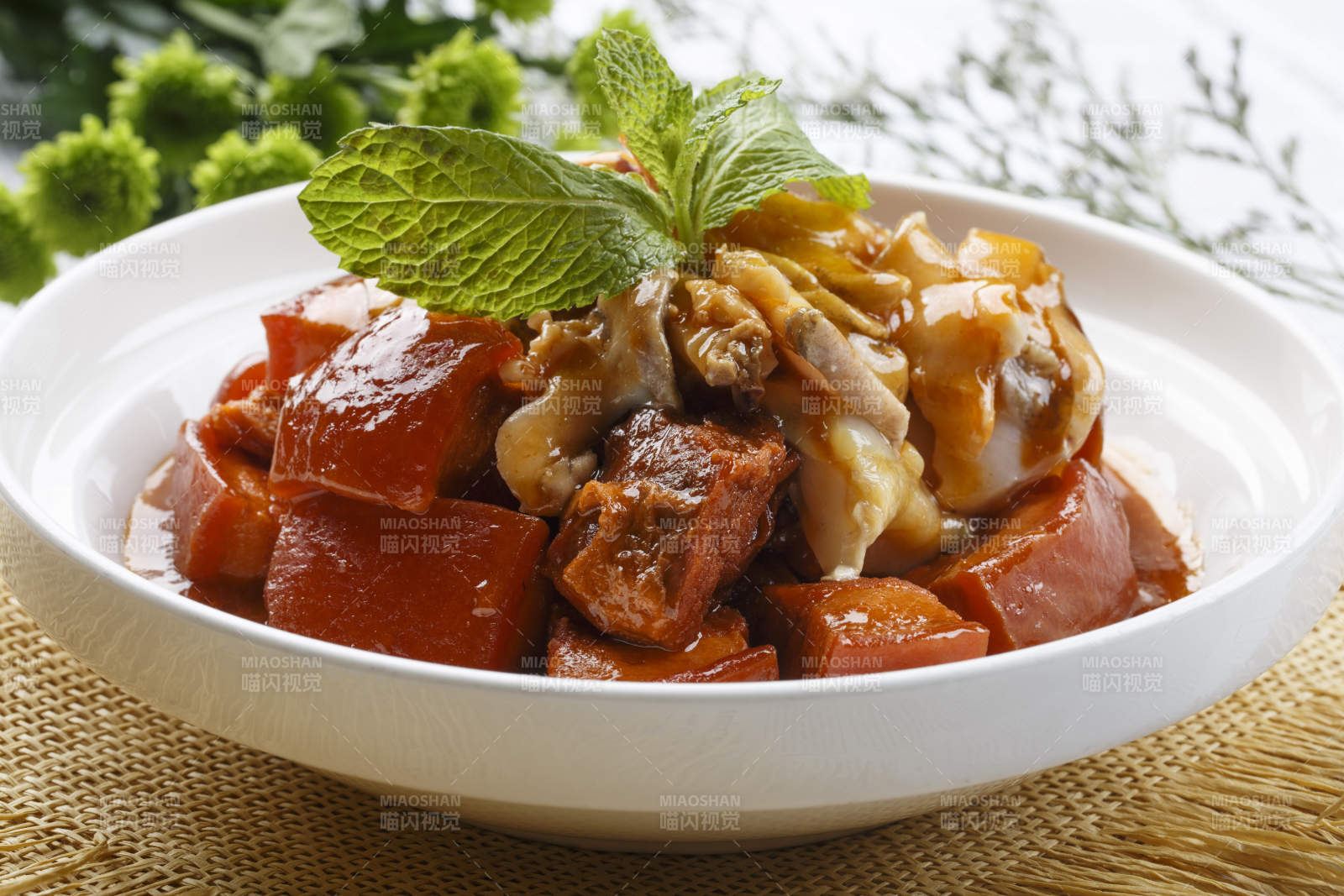 白色圆盘装的红烧肉焖海鲜螺片-摄影图