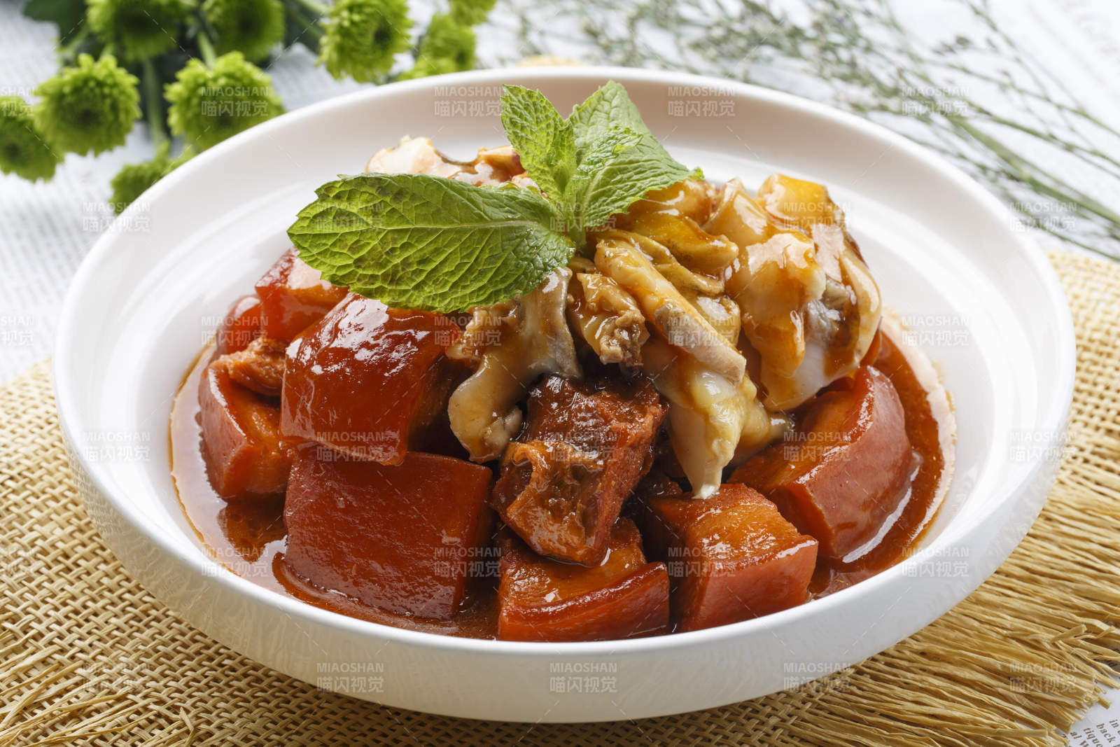 白色圆盘装的红烧肉焖海鲜螺片-摄影图