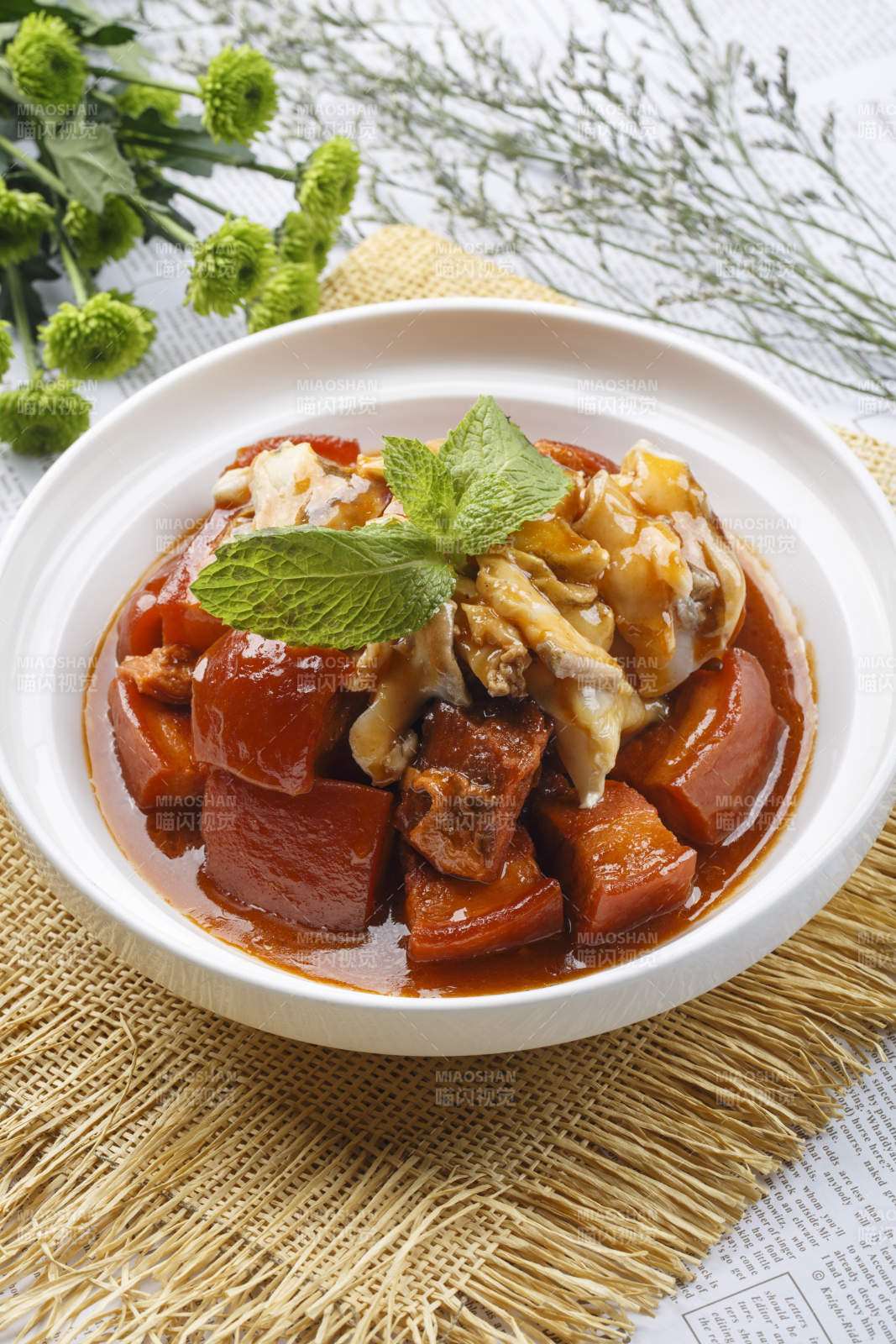 白色圆盘装的红烧肉焖海鲜螺片-摄影图