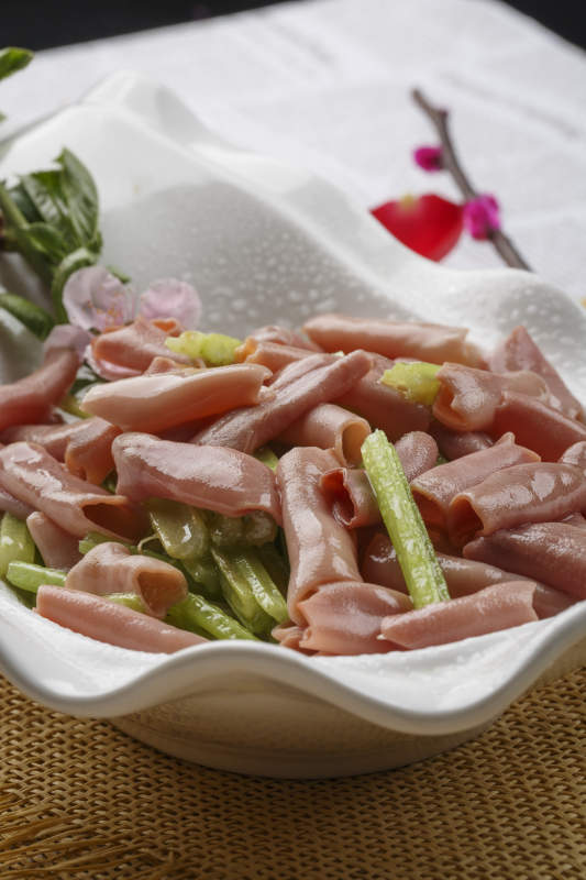 浪花边白色瓷盘装的海鲜清香海肠