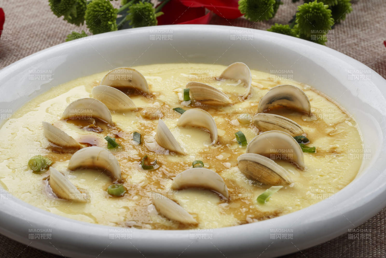 白色白瓷盤裝的海鮮蛤肉蒸水蛋