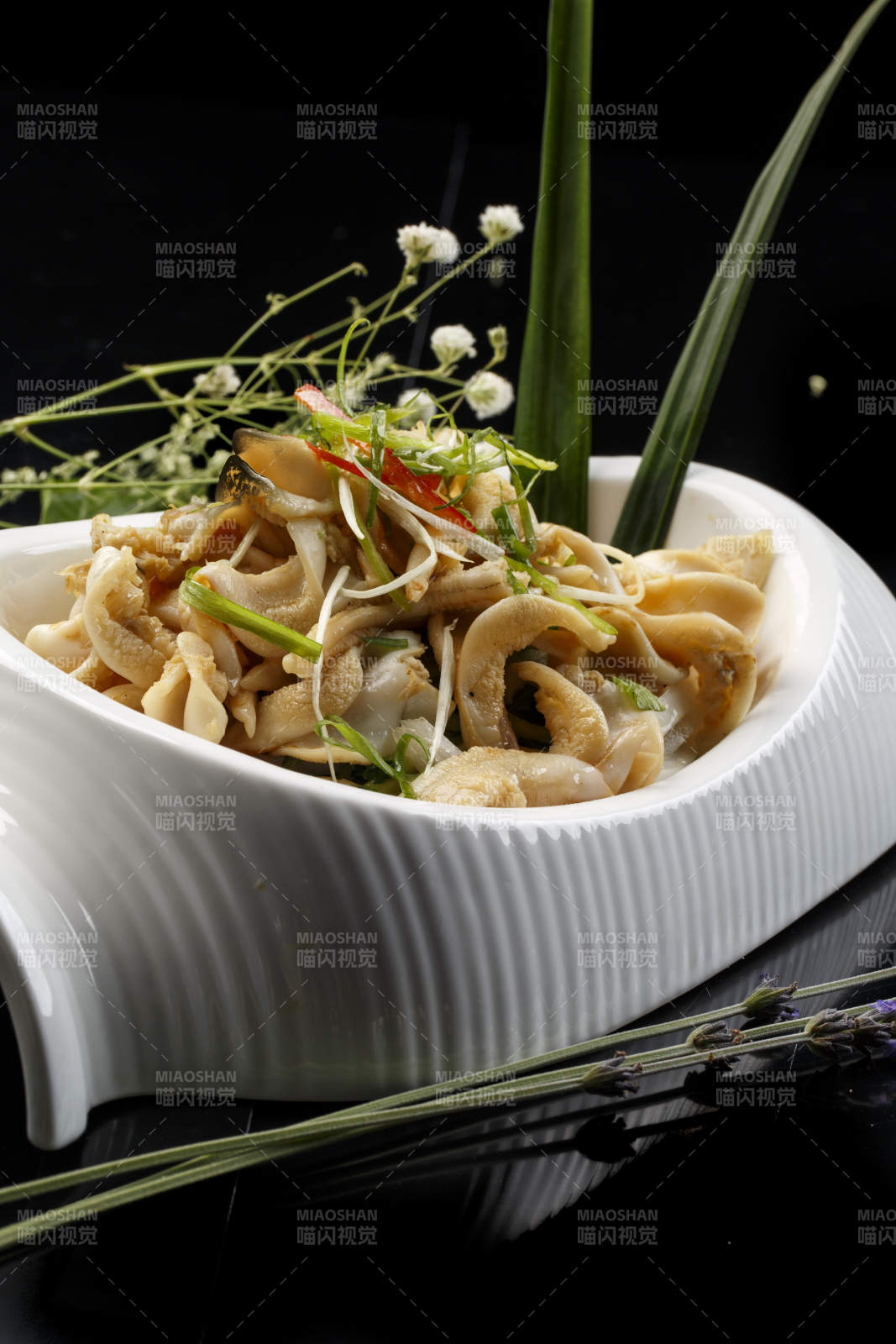 水平形瓷盤裝的溫拌海螺頭