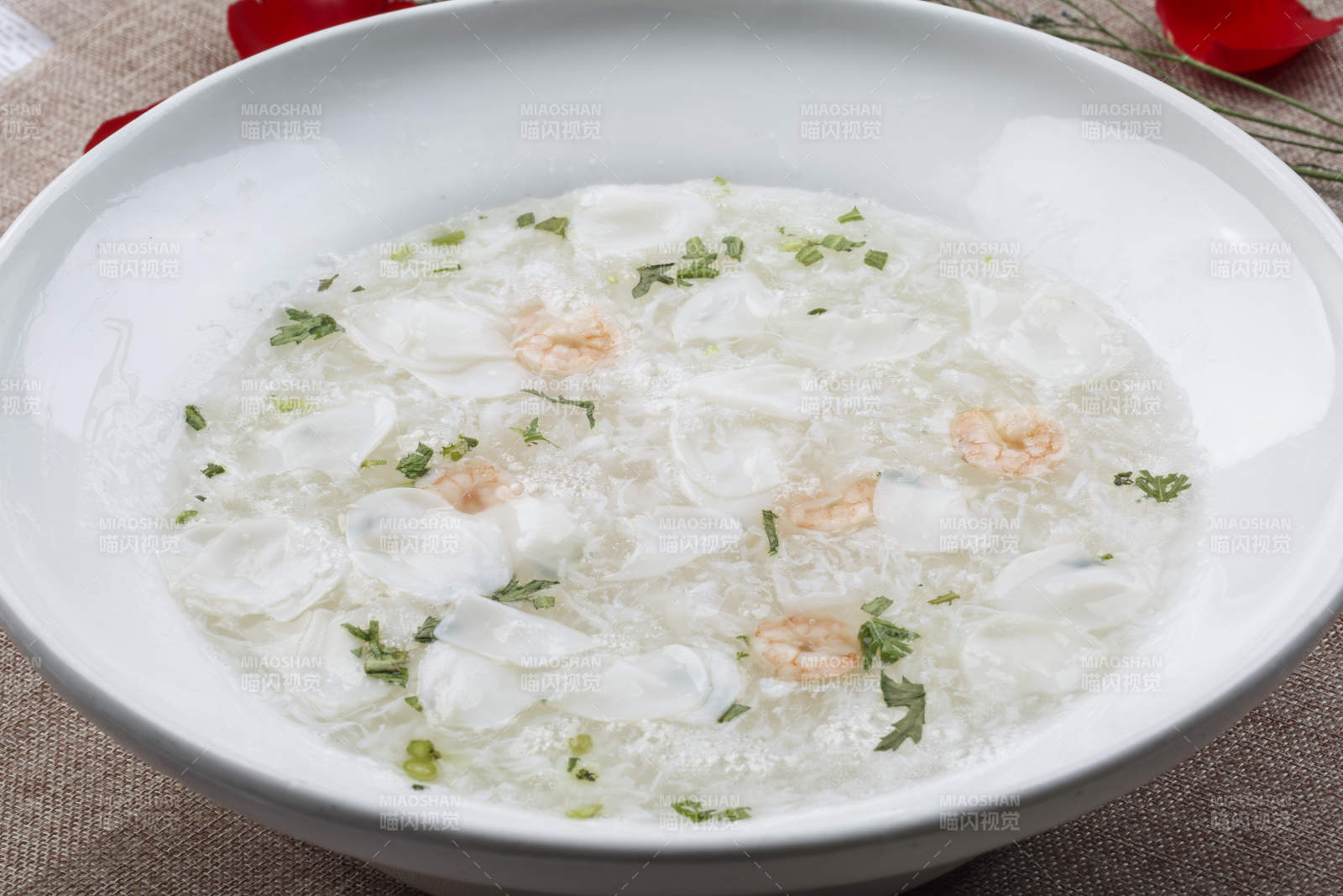 白色圓形湯瓷盆裝的烏魚蝦仁蛋花湯