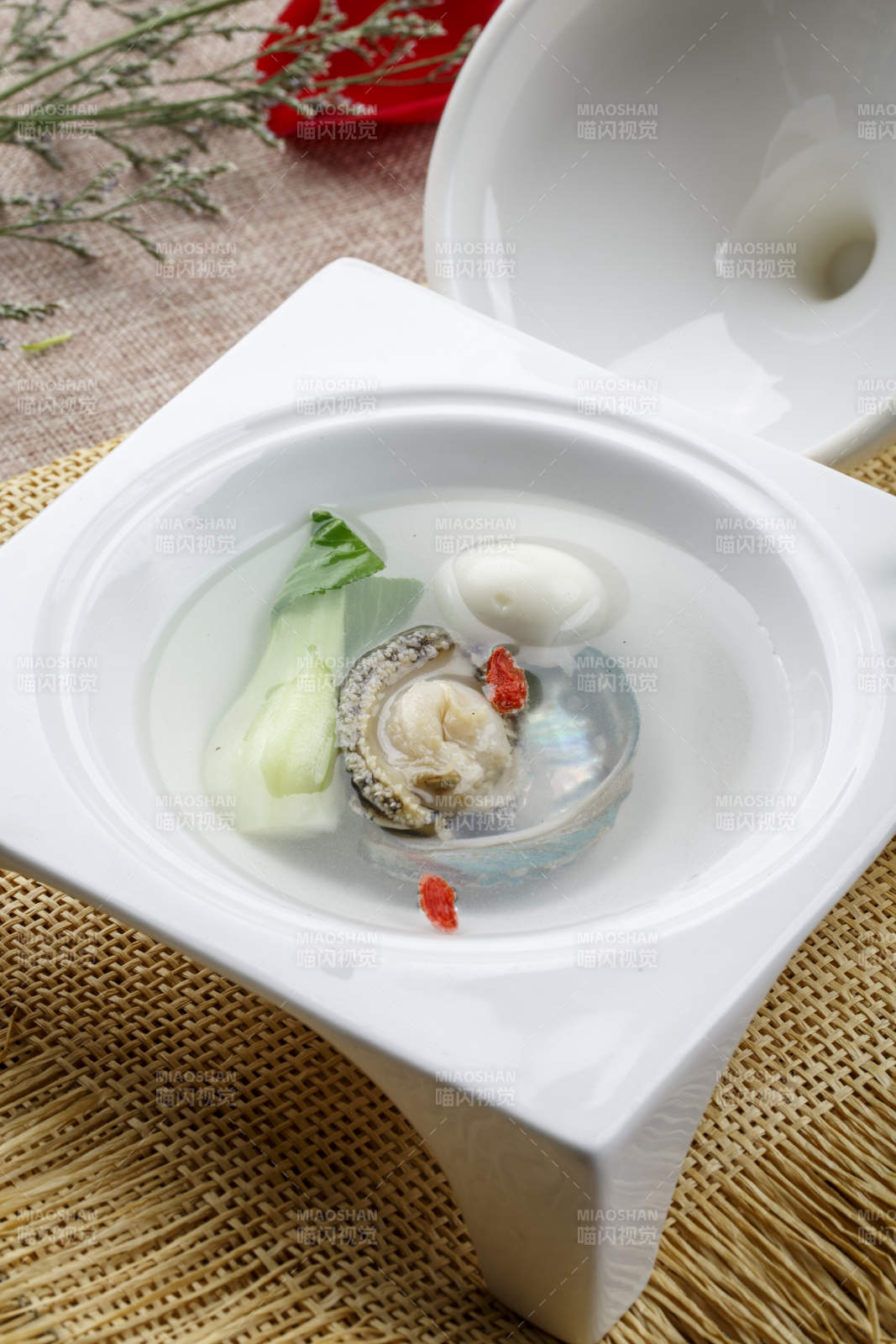 白色方形瓷汤盘装的清汤鲍鱼-摄影图