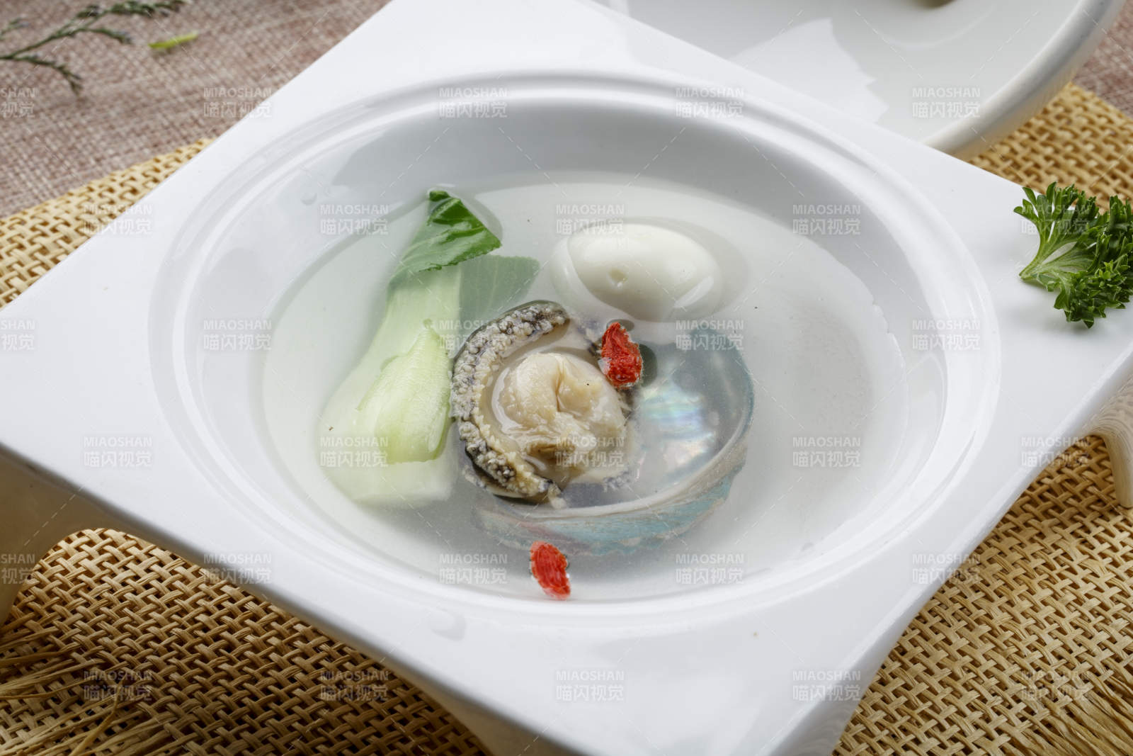 白色方形瓷汤盘装的清汤鲍鱼-摄影图