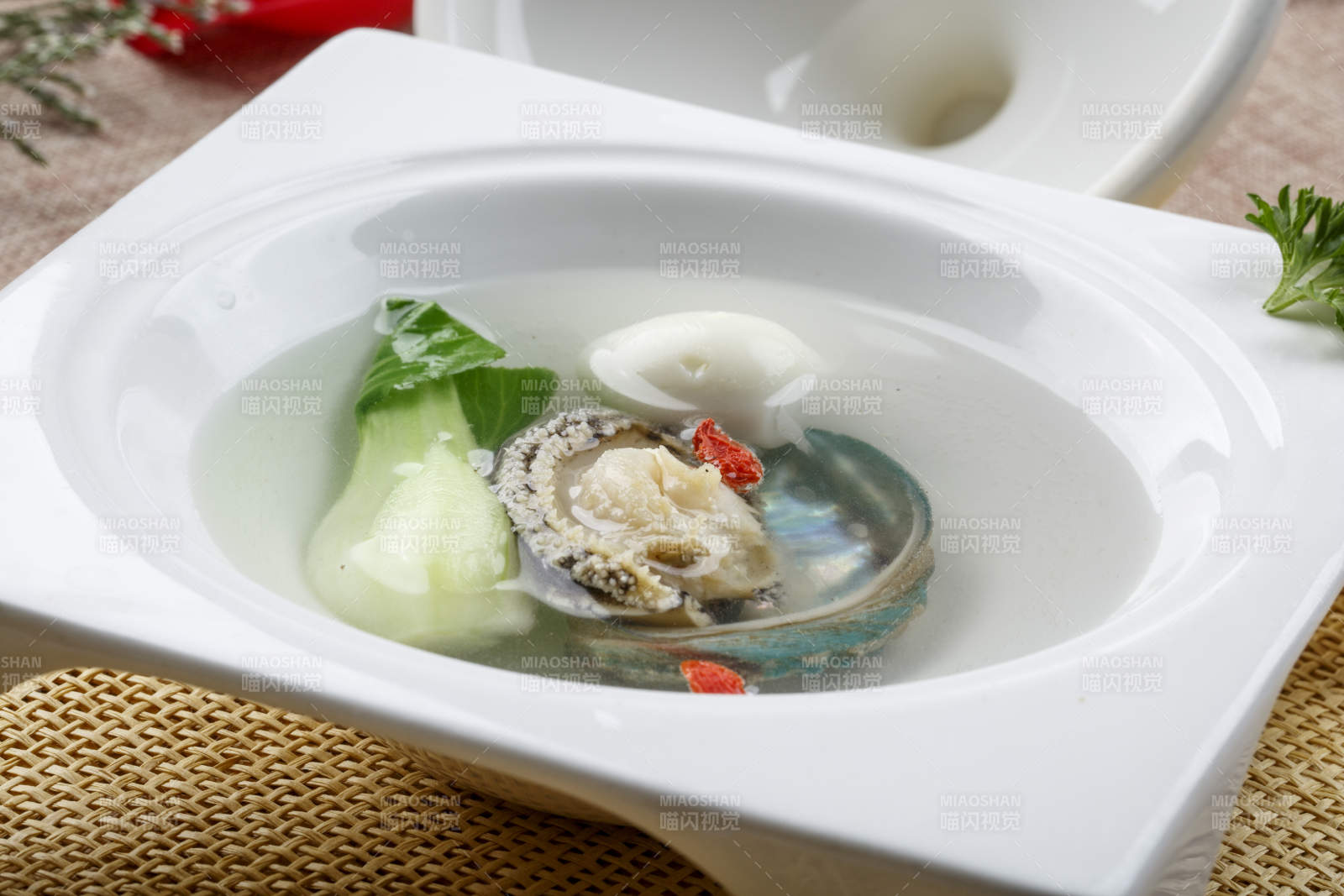 白色方形瓷汤盘装的清汤鲍鱼-摄影图