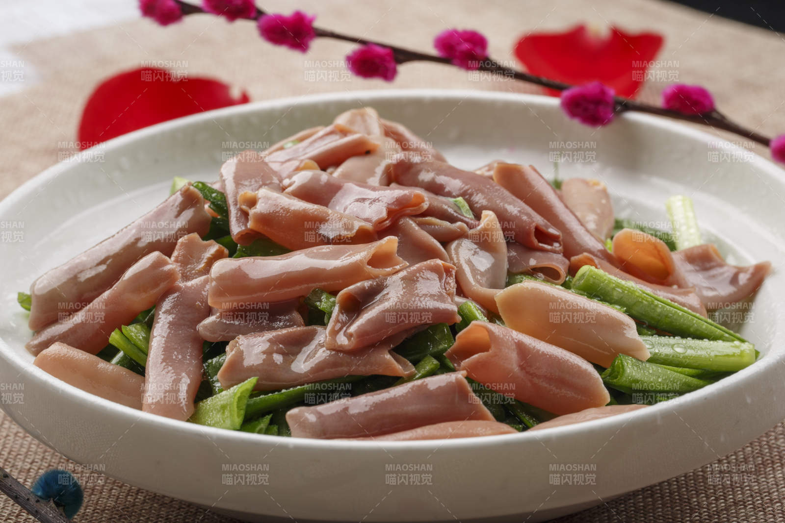 圓形白瓷盤裝的海鮮韭菜炒海腸