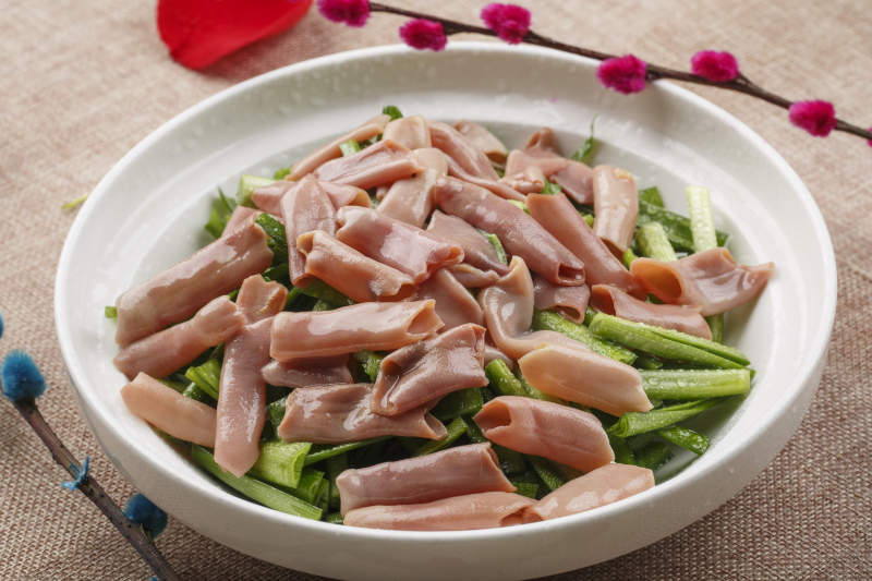 圓形白瓷盤裝的海鮮韭菜炒海腸