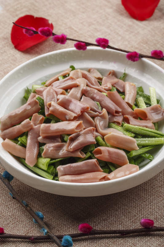 圓形白瓷盤裝的海鮮韭菜炒海腸