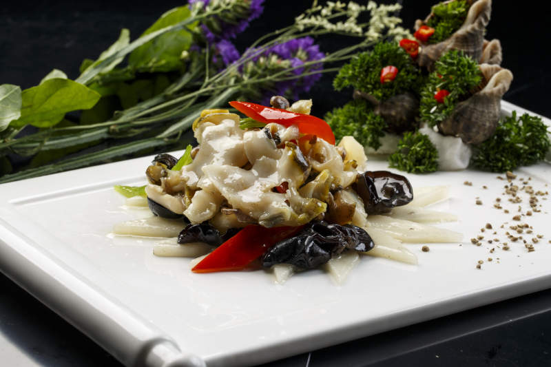 長(zhǎng)方形白瓷盤裝的海鮮木耳彩椒爆海螺