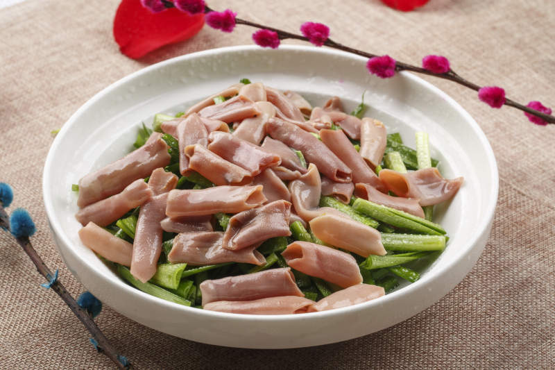 圓形白瓷盤裝的海鮮韭菜炒海腸