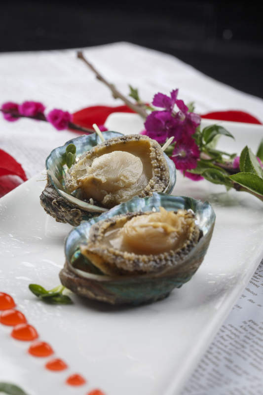 长方形白瓷盘装的海鲜刺身活鲍鱼