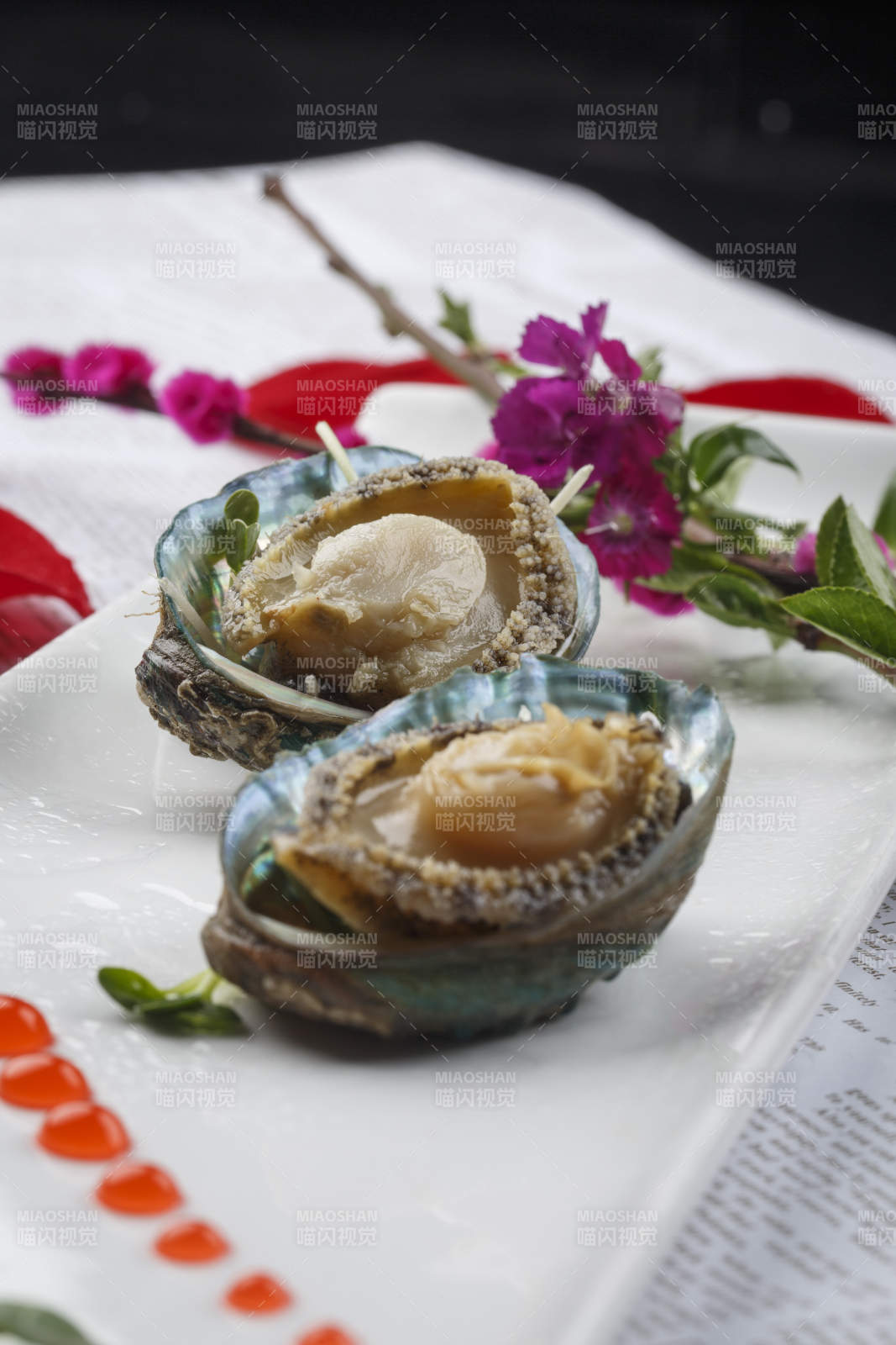 长方形白瓷盘装的海鲜刺身活鲍鱼