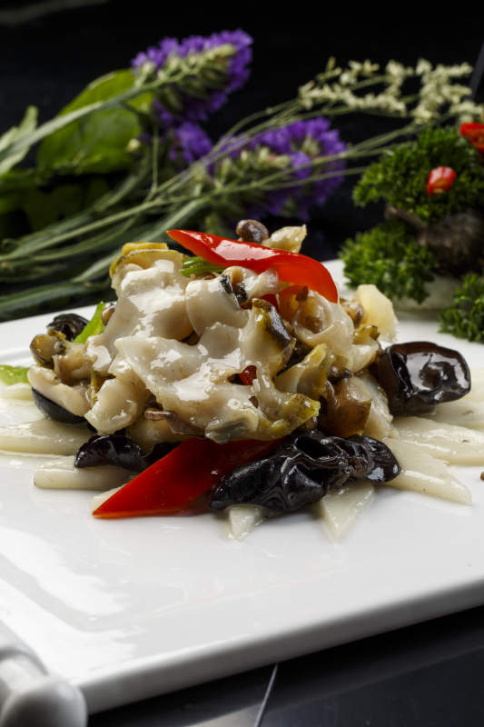 長(zhǎng)方形白瓷盤裝的海鮮木耳彩椒爆海螺