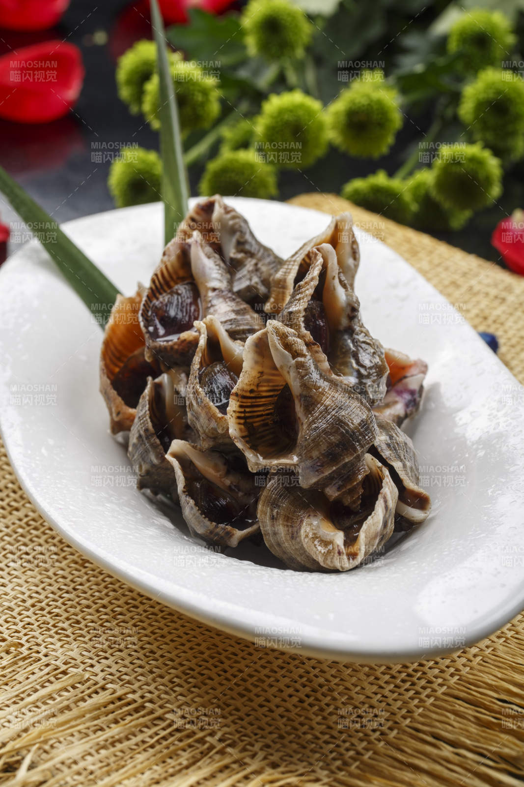 異形白瓷盤裝的海鮮醬爆小海螺