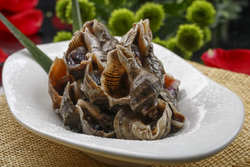 異形白瓷盤裝的海鮮醬爆小海螺