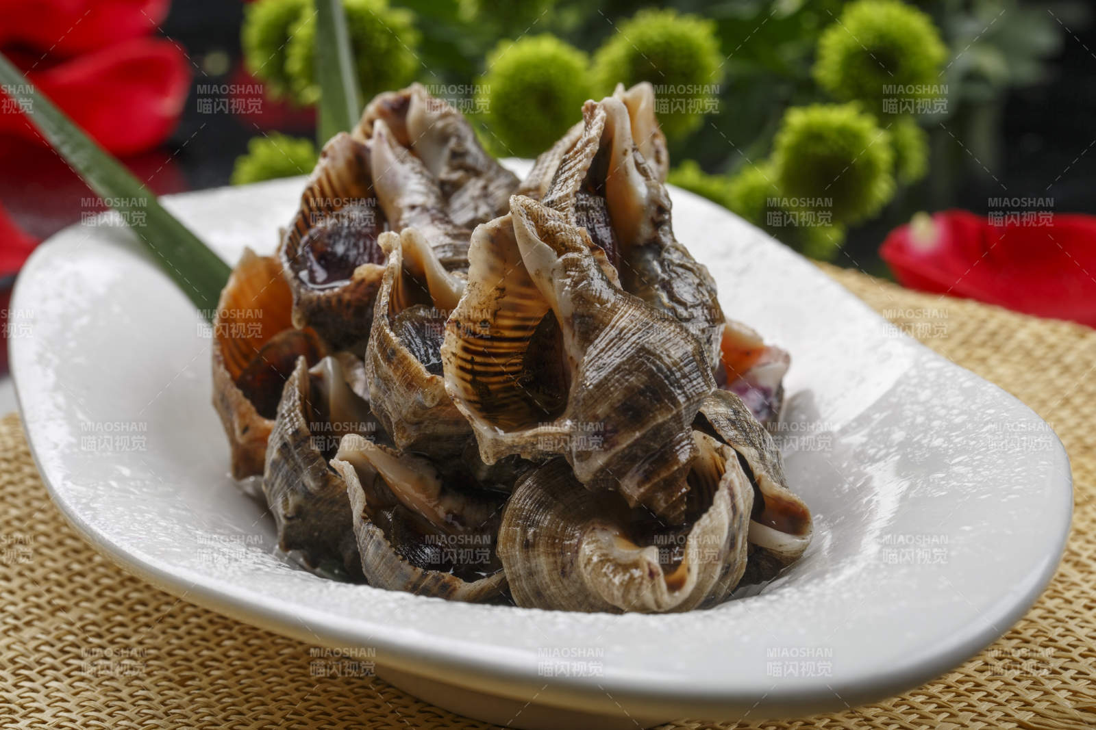 異形白瓷盤裝的海鮮醬爆小海螺