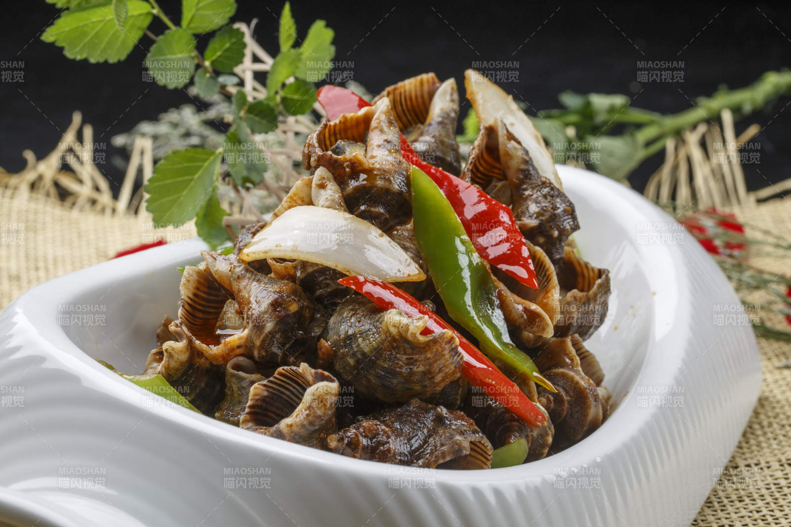 異形白瓷盤裝的海鮮醬爆海螺