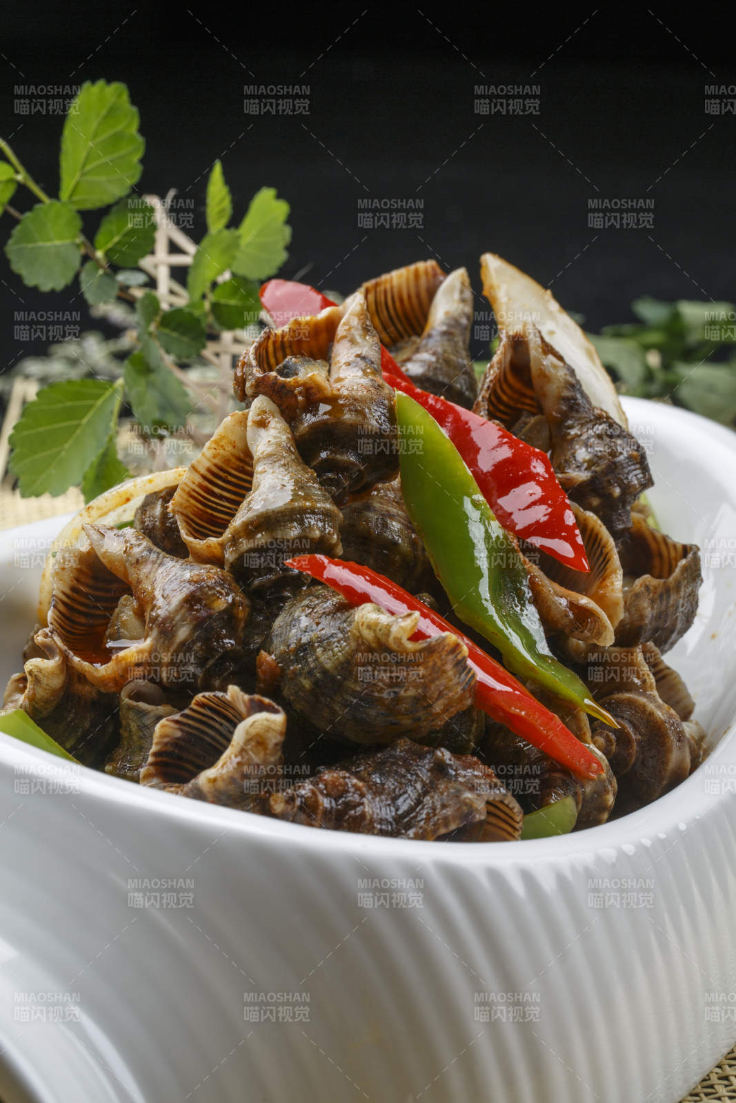 異形白瓷盤裝的海鮮醬爆海螺